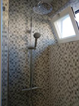 Alicatado de pared dentro de la ducha